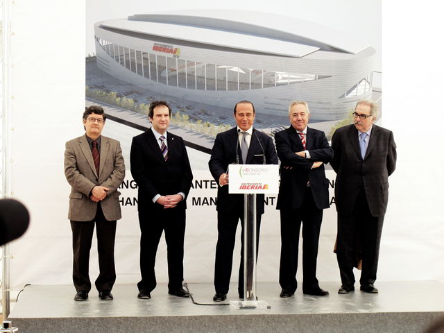 Personalidades que hicieron parlamentos en el acto de izada de la cubierta del futuro hangar de Iberia en el aeropuerto del Prat (Barcelona)